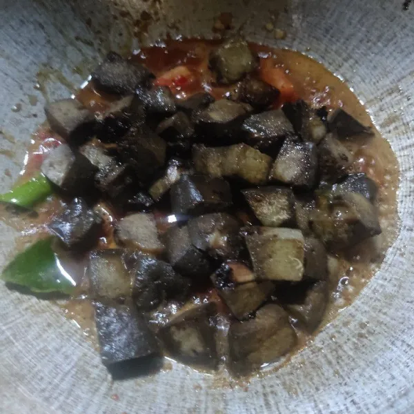 Masukkan hati sapi goreng, masak hingga bumbu meresap, angkat dan sajikan.