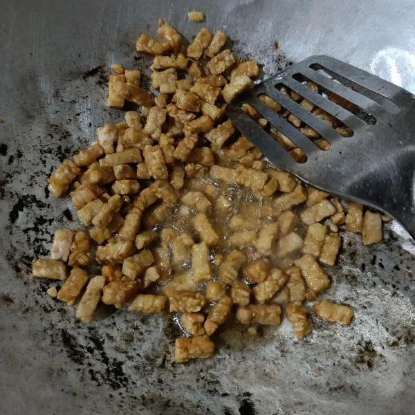 Iris tempe memanjang kemudian goreng sampai matang tidak terlalu garing.