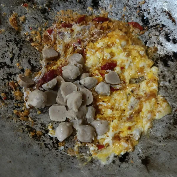 Masukkan bakso kemudian aduk-aduk.