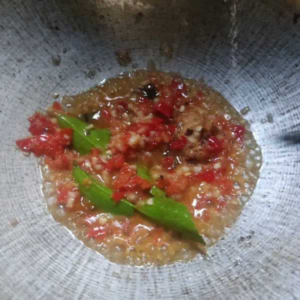 Ambil secukupnya minyak sisa menggoreng hati sapi, tumis bumbu ulek dan daun jeruk hingga wangi.