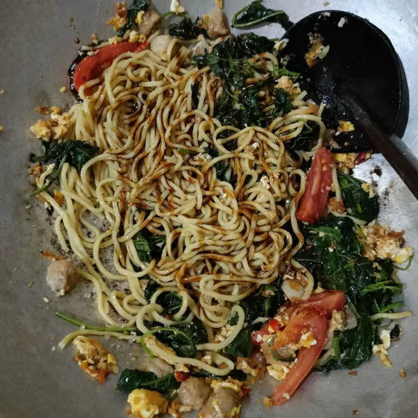 Masukkan bakmi, tambahkan kecap. Aduk-aduk hingga merata.