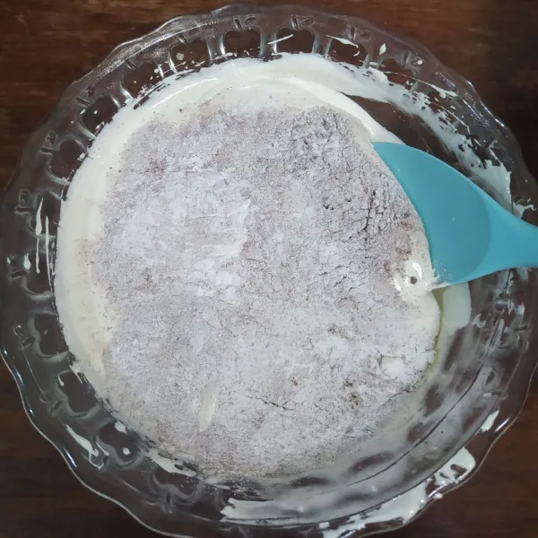 Masukkan sebagian bahan B bergantian dengan bahan C.