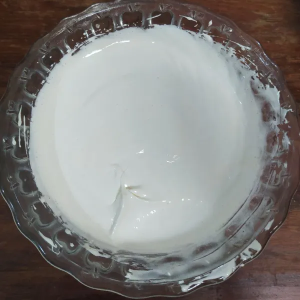 Mixer bahan A hingga putih, kental, dan berjejak.