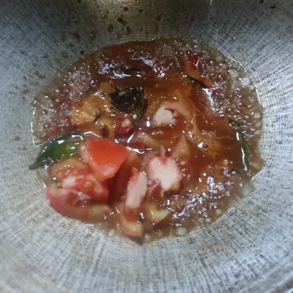 Masukkan tomat, aduk lalu beri air, biarkan mendidih lalu beri seasoning, cek rasa.