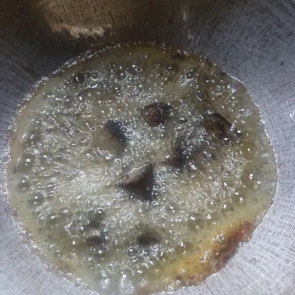 Goreng sebentar hati sapi yang telah di rebus, angkat dan tiriskan.