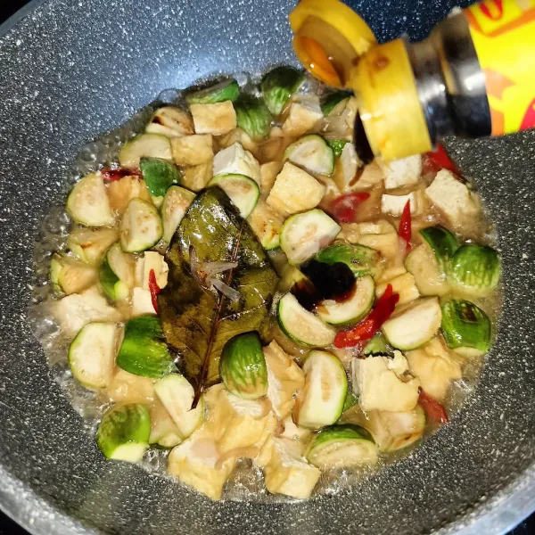 Bumbui dengan saus tiram, garam, lada bubuk, gula pasir, dan penyedap rasa.