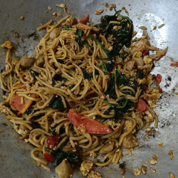 Jika sudah matang taburkan brambang goreng, siap disajikan.