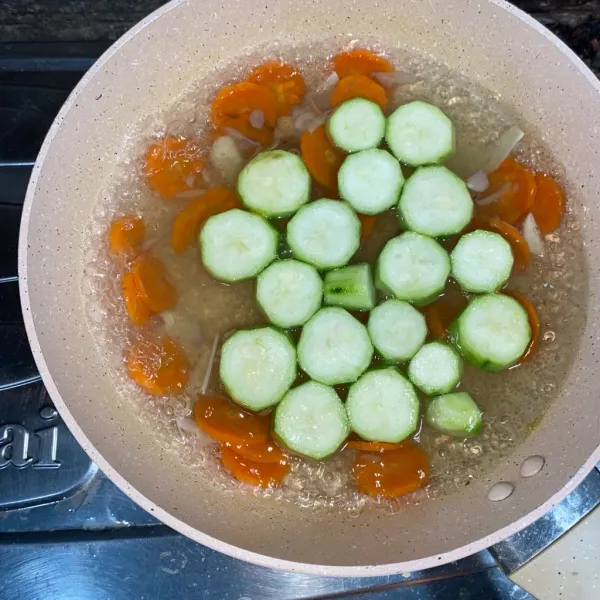 Masukkan oyong, masak sampai layu.