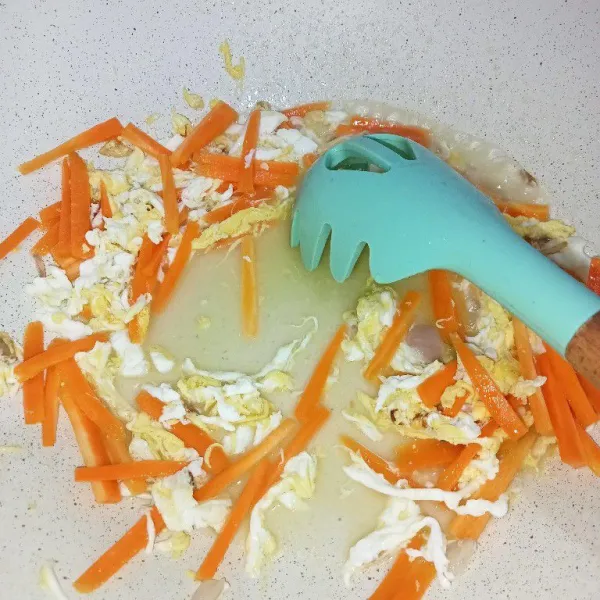 Masukkan wortel aduk rata dan masak hingga wortel matang.