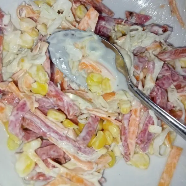 Aduk rata semua bahan salad