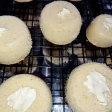 Setelah chiffon matang segera balik dan tunggu dingin, setelah dingin keluarkan dari cetakan dan suntikkan cokelat putih didalamnya