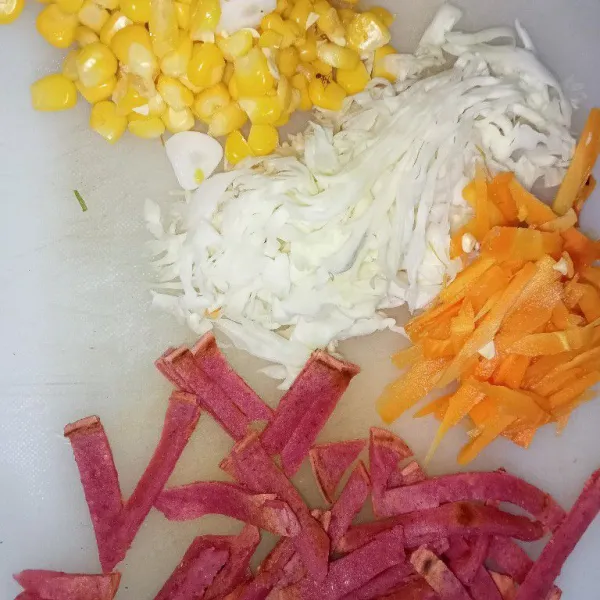 Iris tipis sayuran dan smoke beef