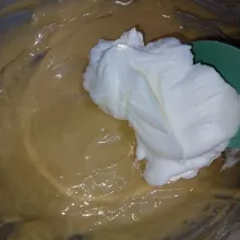 Masukkan bahan meringue bertahap tiga kali ke dalam bahan pasta kemudian aduk balik hingga tercampur rata