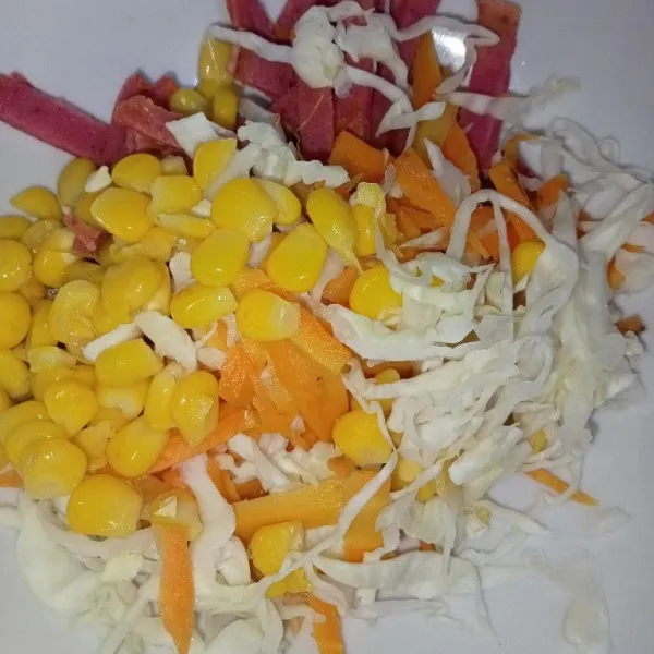 Campur semua sayuran dan smoke beef didalam wadah