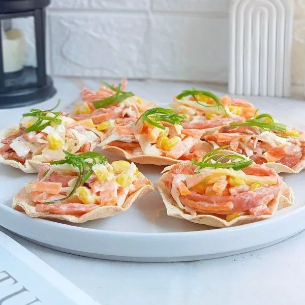 Tata tortilla diatas piring lalu letakkan salad diatasnya dan siap dinikmati.