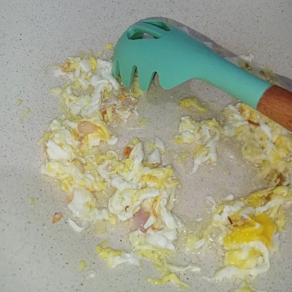 Panaskan minyak lalu masukkan bawang putih dan bawang merah aduk rata, masukkan telur dan orak arik telur hingga matang.