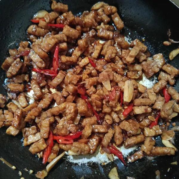 Aduk-aduk hingga bumbu tercampur merata, masak sampai bumbu meresap. Siap disajikan.