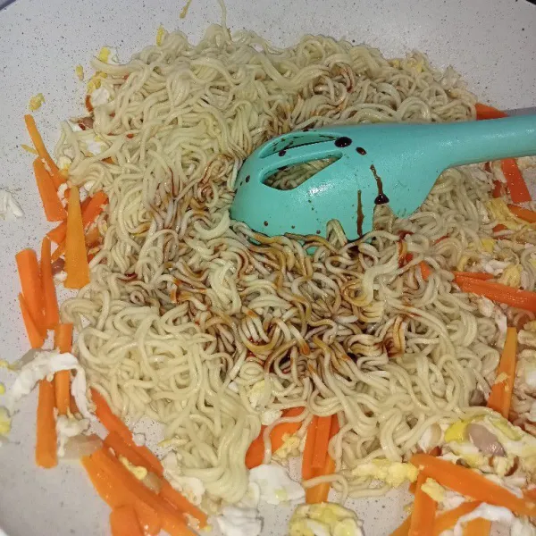 Masukkan mie, kecap, saus tiram, dan saus tomat.