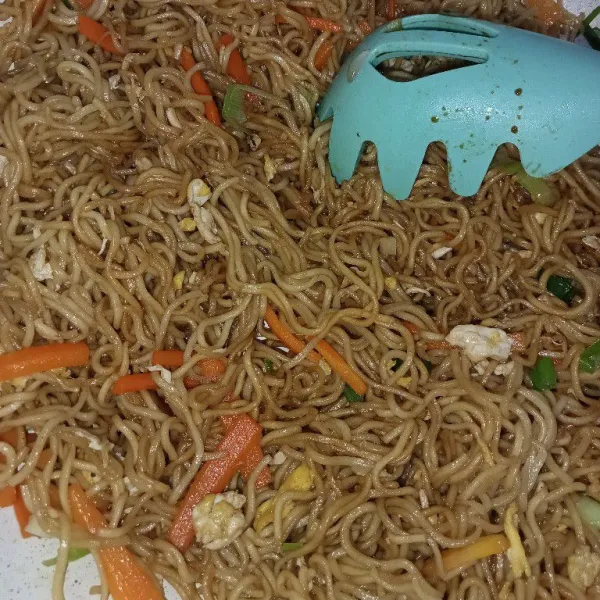 Aduk rata hingga mie berwarna cokelat menyeluruh.