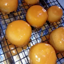 Tuang orange ganache diatas chiffon dan tunggu set siap disajikan dengan tambahan hiasan daun diatasnya supaya mirip jeruk asli