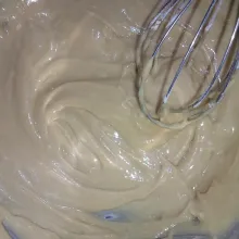 Kocok bahan pasta hingga tercampur rata, sisihkan