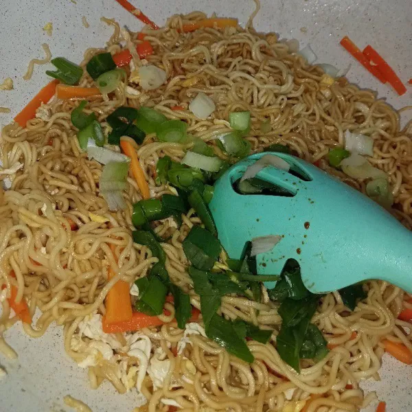 Lalu segera masuk seledri dan bawang prei, aduk cepat matikan api dan sajikan.