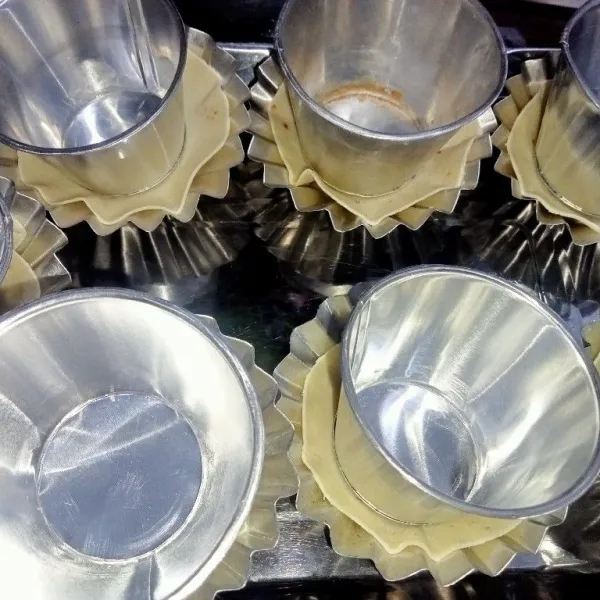 Gunting bulat tortilla kemudian panggang selama 15 menit, sisihkan