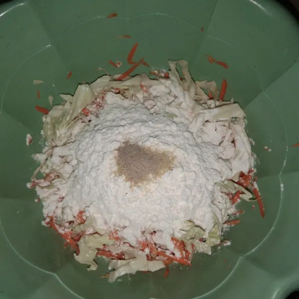 masukan tepung terigu , tepung beras , bawang putih , kaldu bubuk , merica bubuk dan garam kedalam kol dan wortel