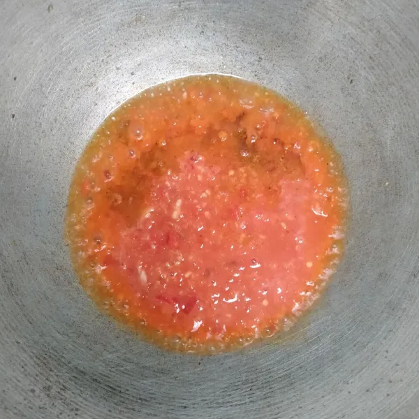 Panaskan minyak dan tumis bumbu halus.