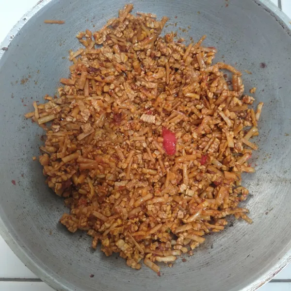 Aduk merata, kemudian simpan dalam wadah tertutup. Hidangan siap disajikan!