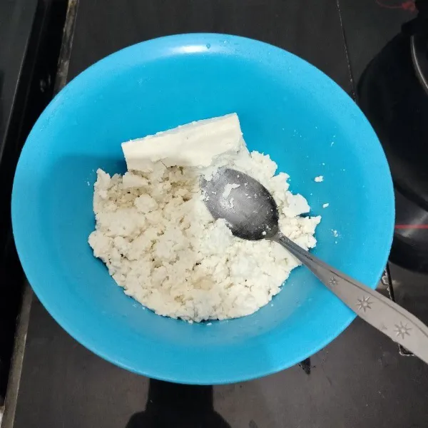 Masukkan tahu ke dalam mangkok, lalu lumatkan dengan sendok.