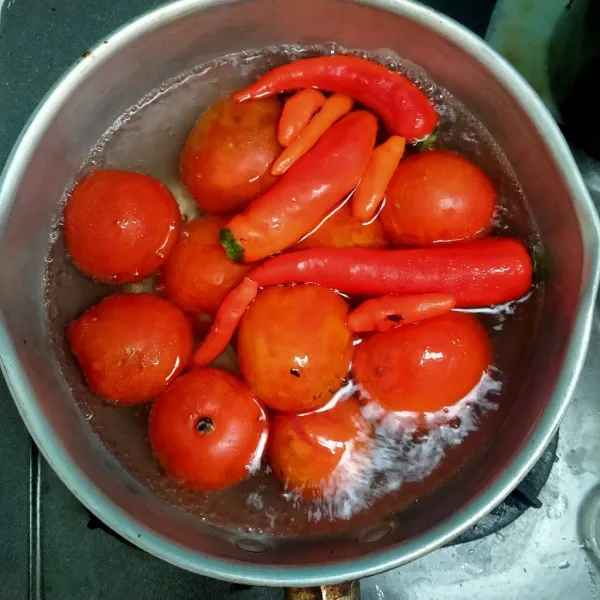 Rebus tomat, cabe besar, dan cabe rawit.