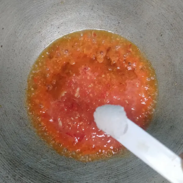 Beri garam, gula pasir, dan merica bubuk.