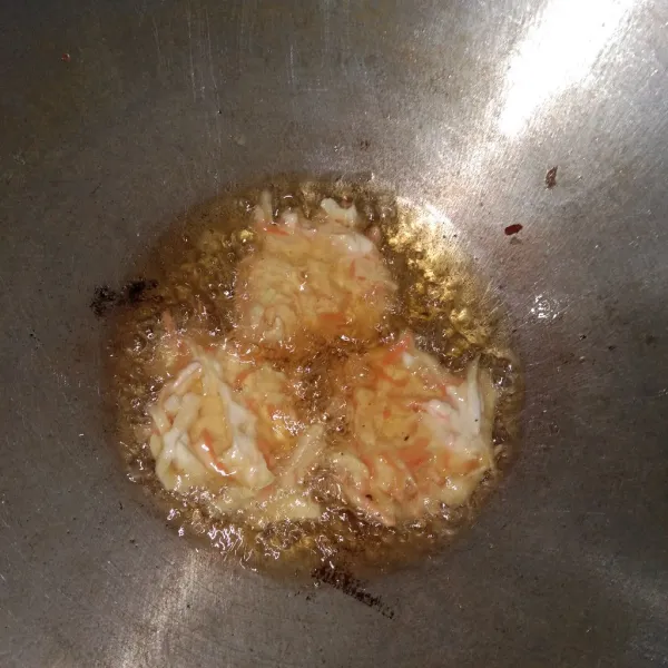 Ambil 1 sendok makan full adonan goreng dalam minyak panas sambil dipipihkan