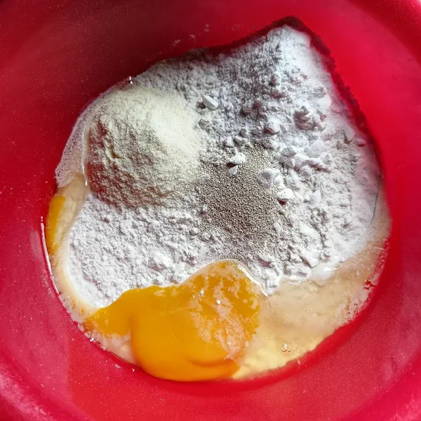 Campur terigu, gula halus, telur, susu bubuk, dan ragi instan. Lalu, tuang air sedikit demi sedikit sambil diuleni sampai tercampur rata.