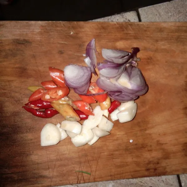 Iris tipis bawang merah bawang putih dan cabe