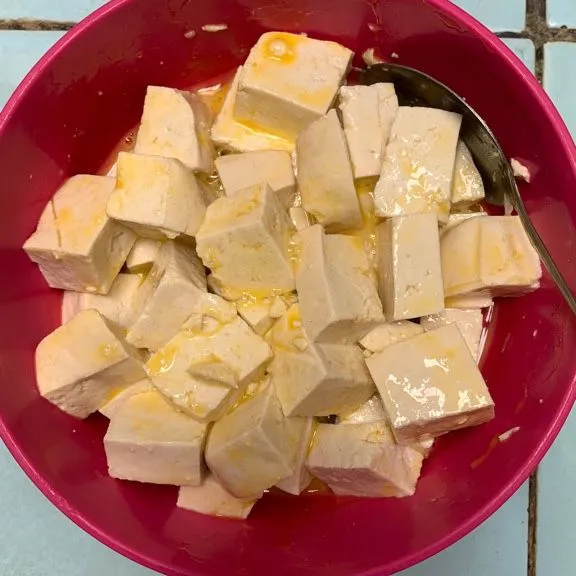 Potong dadu tahu dan masukan 1 butir telur