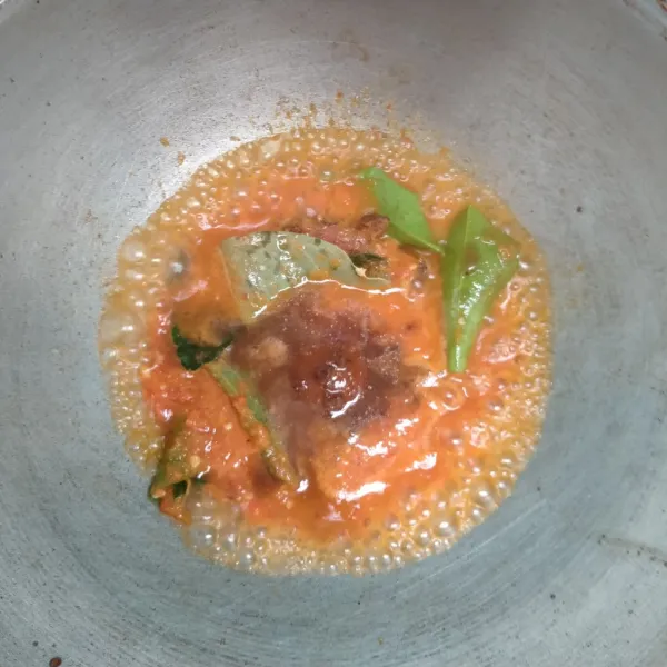 Masukkan air asam jawa dan penyedap rasa.
