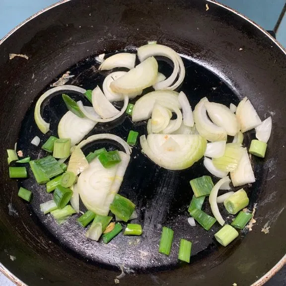 Tumis daun bawang dan bawang bombai sampai harum