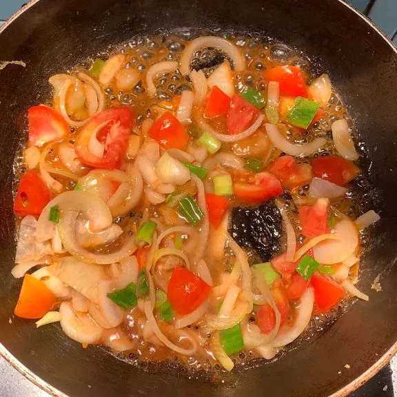 Masukan tomat dan air saus tadi lalu masukan tahu masak sebentar