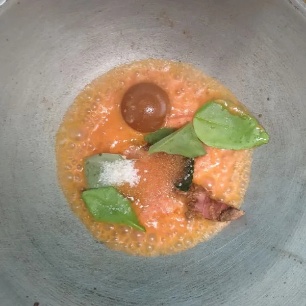 Beri garam, gula pasir, dan gula merah.