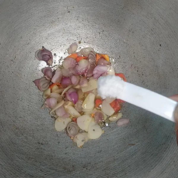 Beri garam, gula pasir, dan merica bubuk.