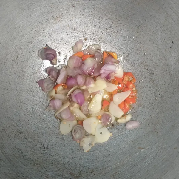 Panaskan minyak. Kemudian tumis bawang merah, bawang putih, dan cabe rawit.