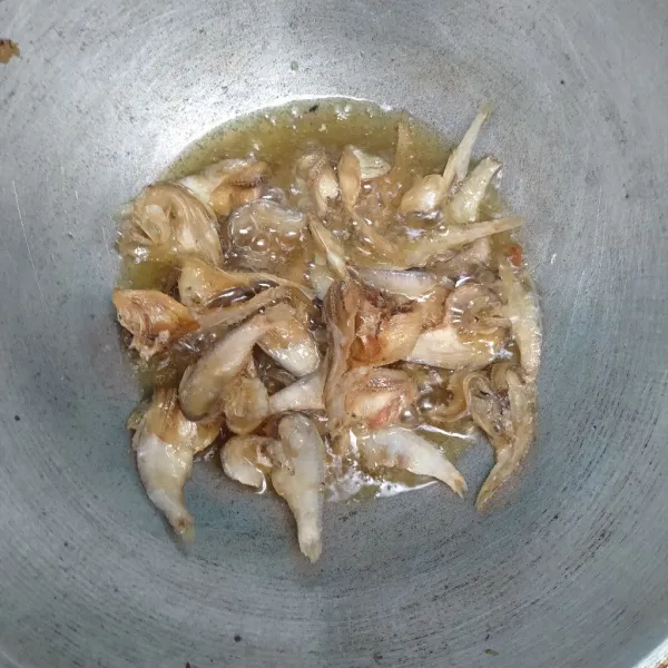 Goreng ikan asin, kemudian sisihkan.