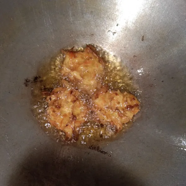 Goreng hingga kedua sisinya berwarna kecoklatan angkat lalu tiriskan dan bakwan siap disajikan
