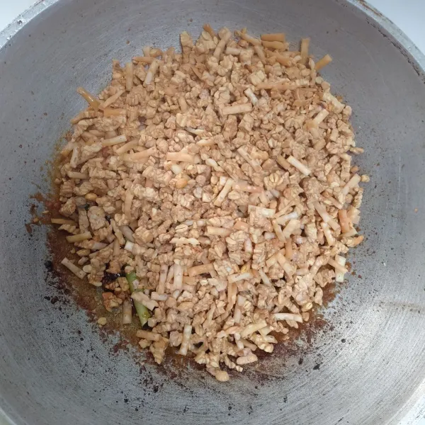 Masukkan tempe dan kulit pangsit goreng.