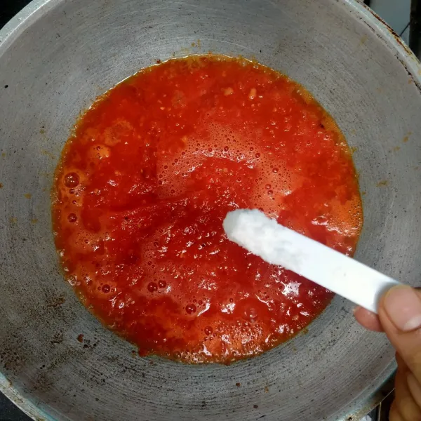 Masak saos sambal dan berikan garam, gula pasir, dan penyedap rasa.