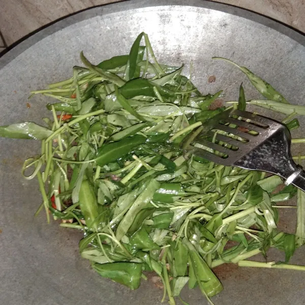 Setelah bumbu harum masukan kangkung aduk dan tunggu sebentar