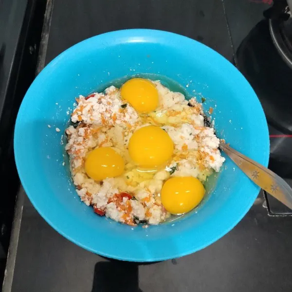 Lalu masukkan telur. Aduk kembali hingga tercampur rata.