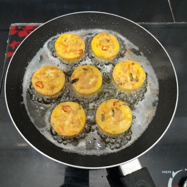 Setelah hangat, keluarkan dari cup. Lalu goreng dalam minyak panas hingga matang. Angkat dan tiriskan.